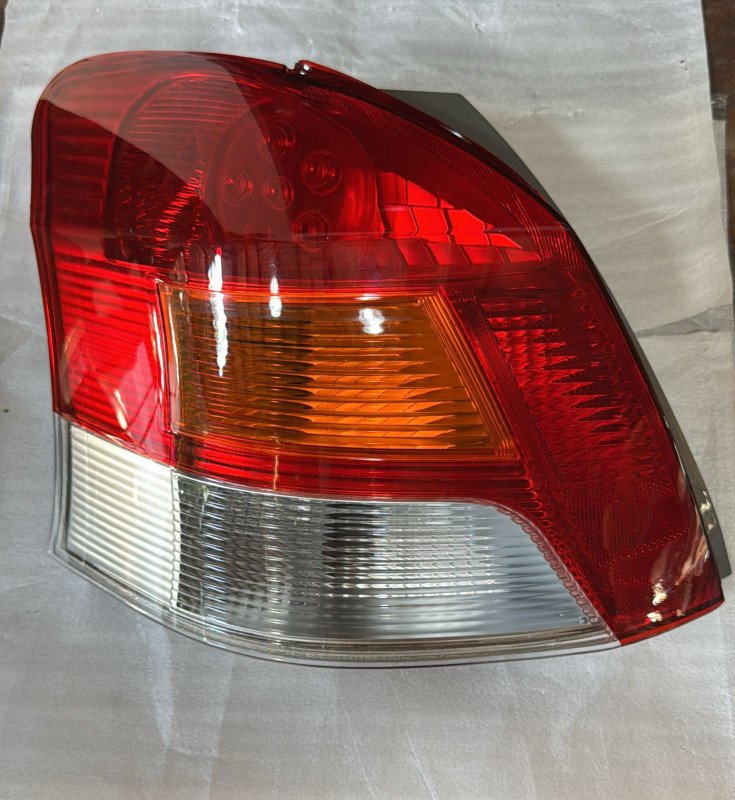 Faro trasero LH Toyota VITZ 010 