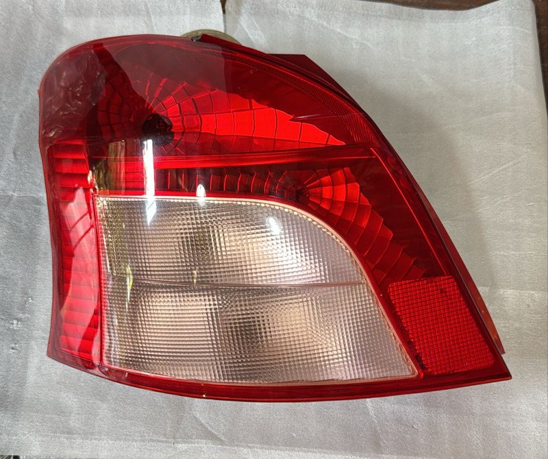 Faro trasero LH Toyota NEW VITZ 06