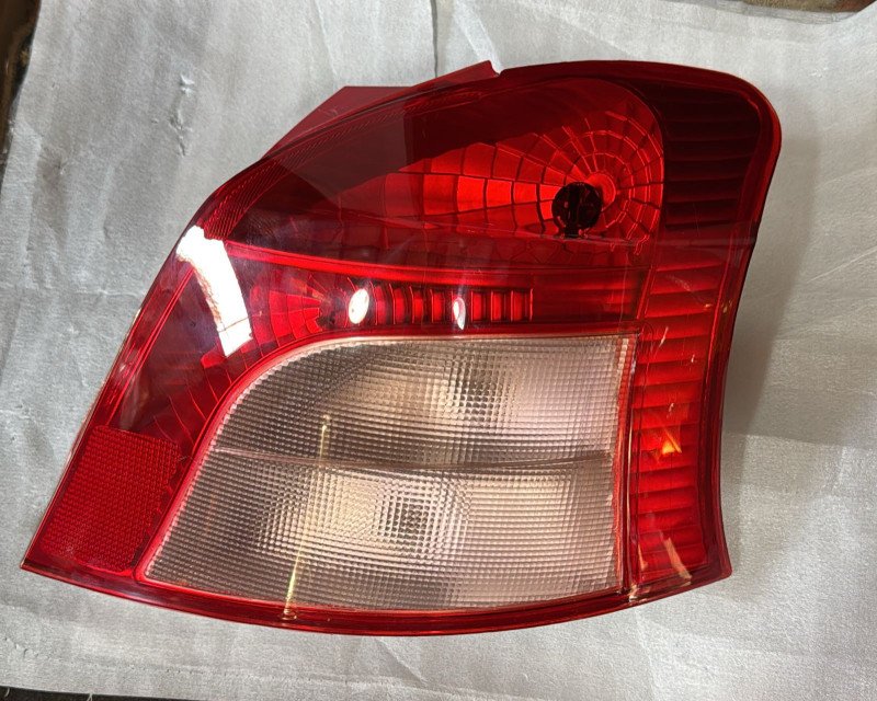 Faro trasero RH Toyota NEW VITZ 06