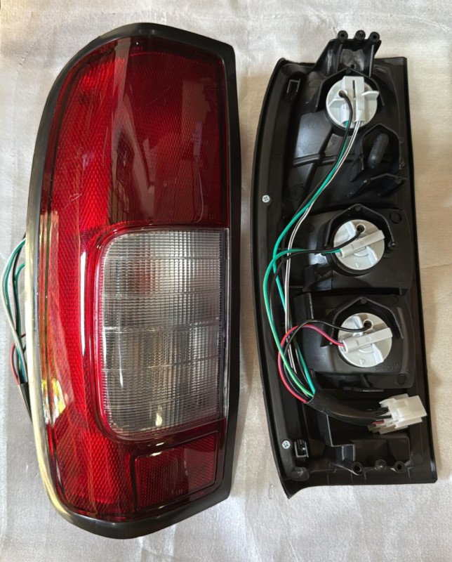 Faro trasero LH Nissan Frontier 98