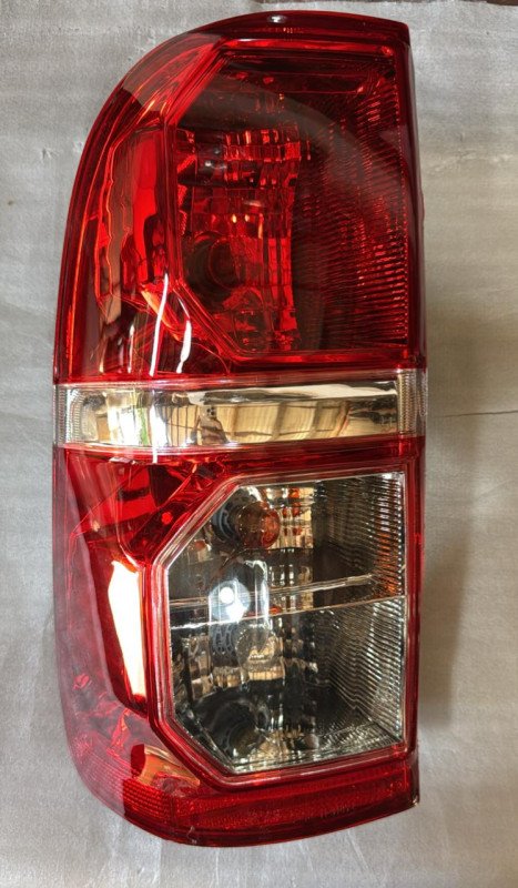 Faro trasero LH Toyota Hilux 012