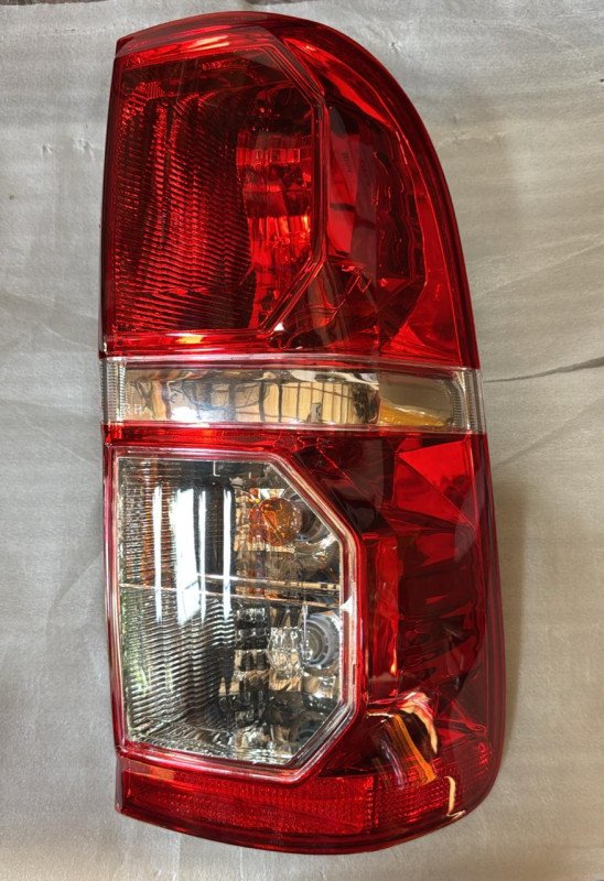 Faro trasero RH Toyota Hilux 012