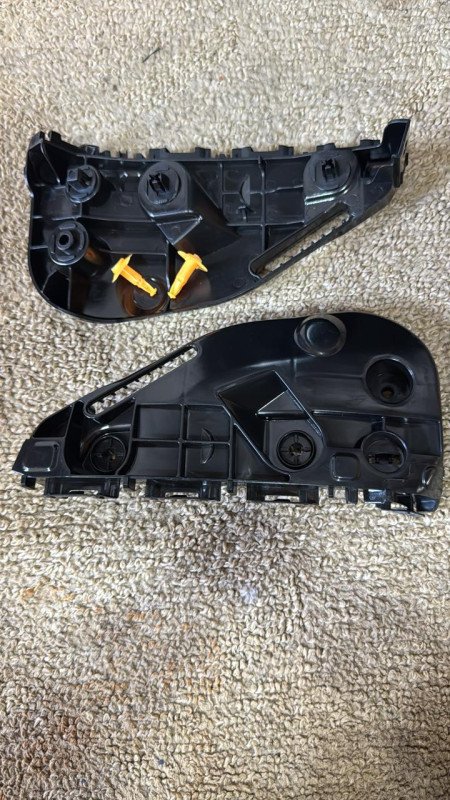 Soporte de Envolvente RH Toyota Hilux 016