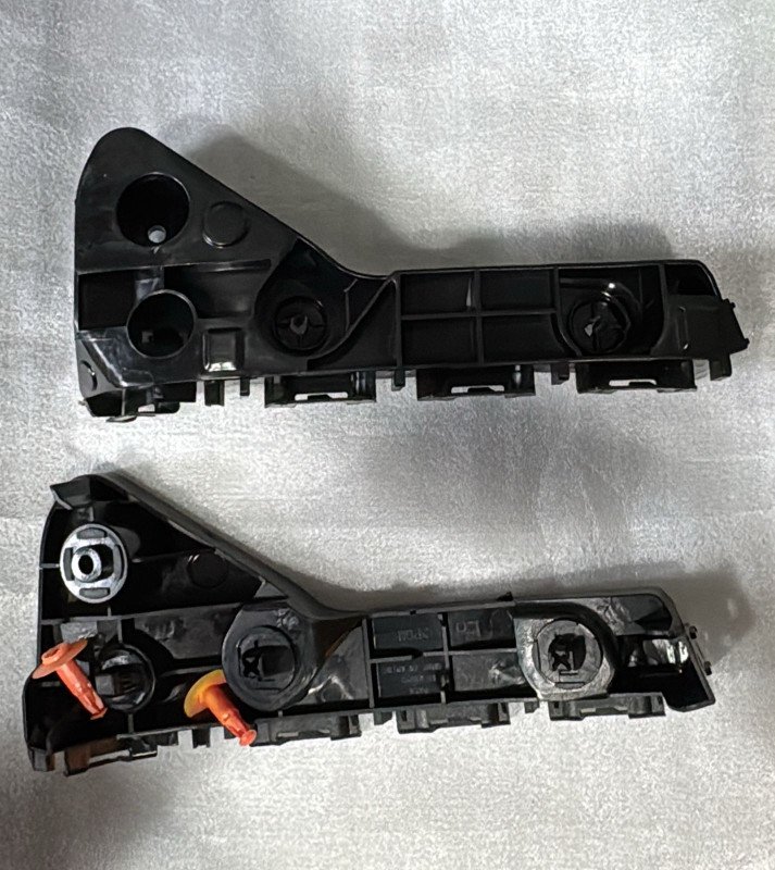 Soporte de Envolvente LH Toyota Hilux 020