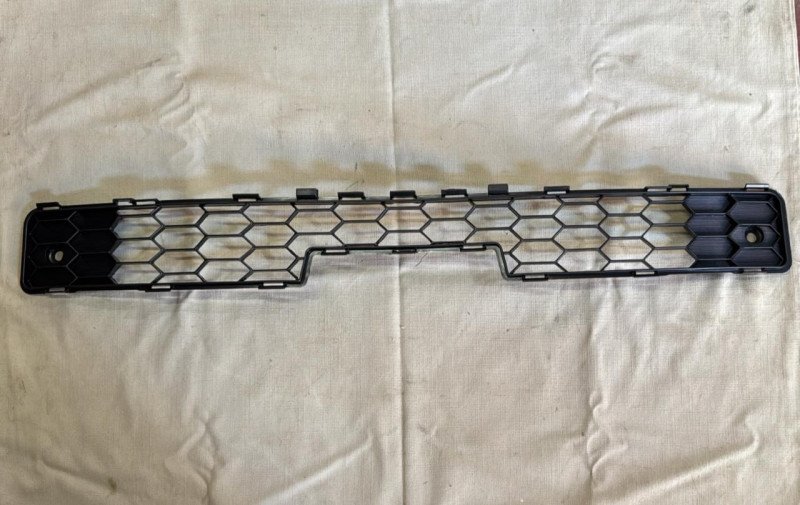 Parrilla Paragolpe Toyota Hilux 09