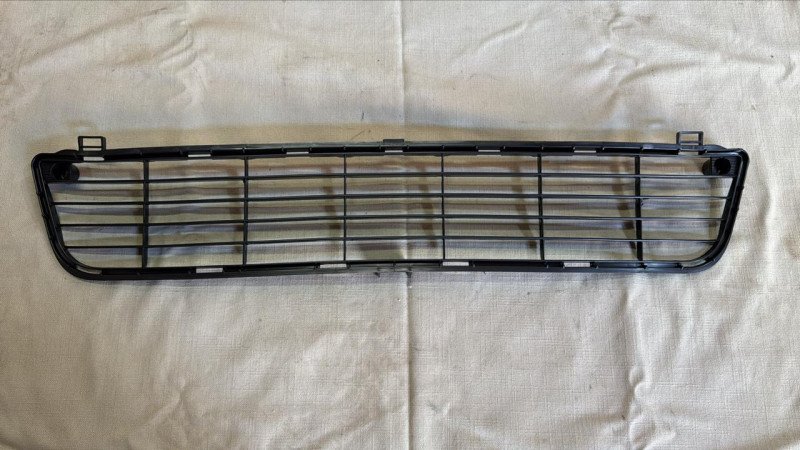 Parrilla Paragolpe Toyota Hilux 12