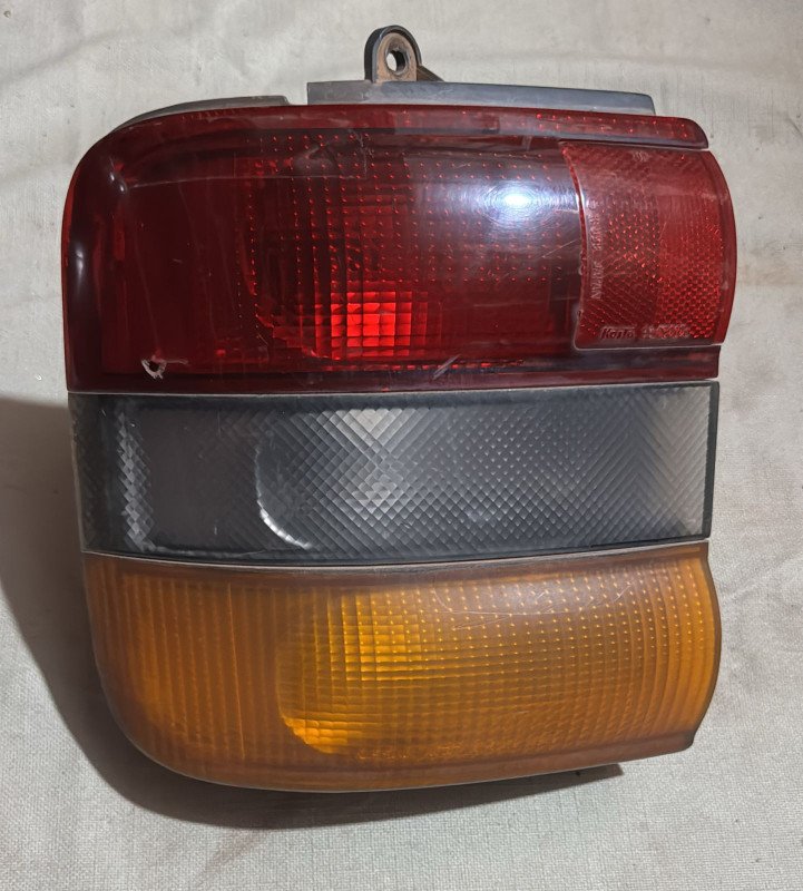 Faro trasero Nissan Serena LH (usado)