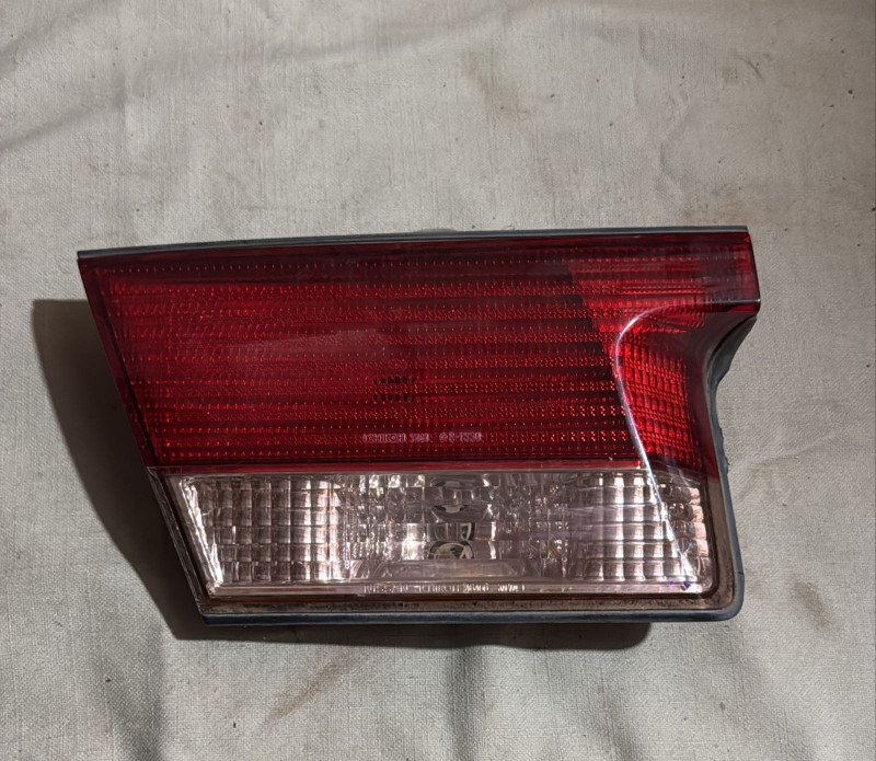 Faro trasero Nissan Sunny LH (usado)