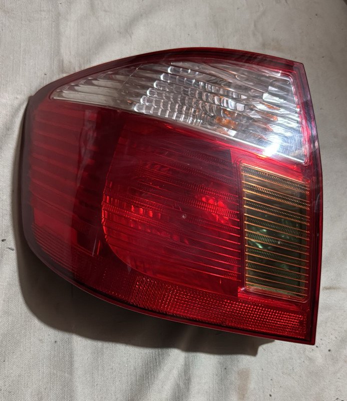 Faro trasero Toyota Premio LH (usado)