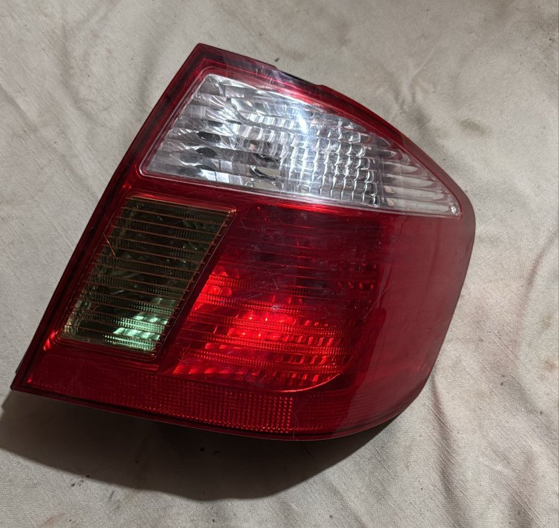 Faro trasero Toyota Premio RH (usado)