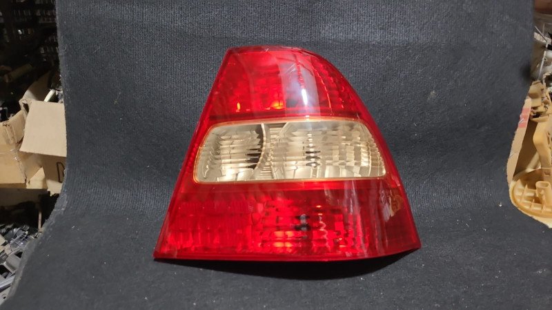 Faro trasero Toyota Corolla 03 RH (usado)