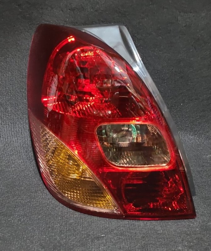 Faro trasero Toyota New Spacio LH (usado)