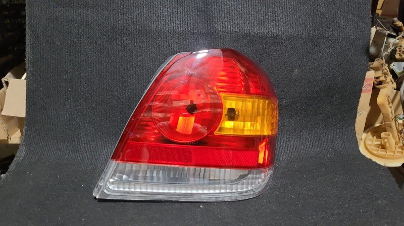 Faro trasero Toyota New Platz RH (usado)