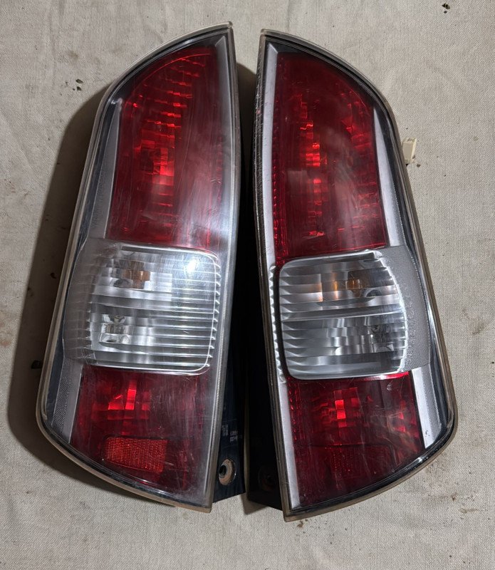 Faro trasero toyota Passo LH (usado)