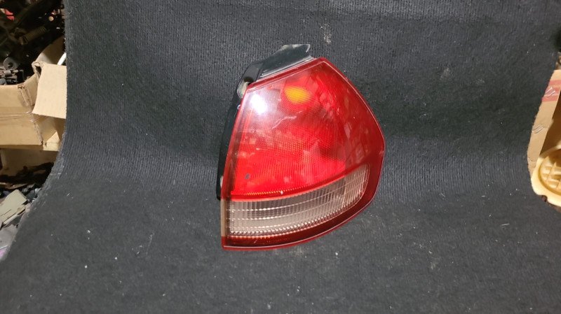 Faro trasero NIssan Wingroad RH (usado)