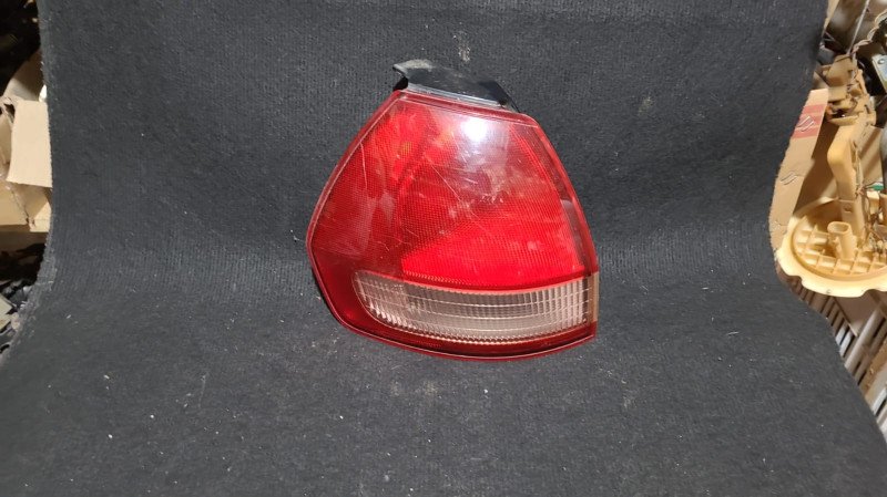 Faro trasero NIssan Wingroad LH (usado)