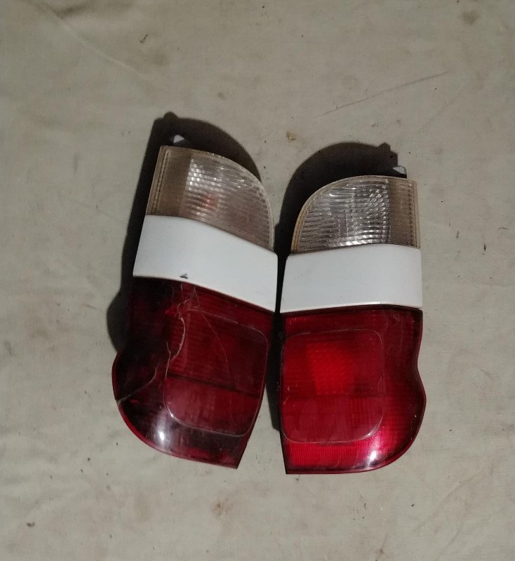 Faro Trasero Toyota Gran Via LH (usado)