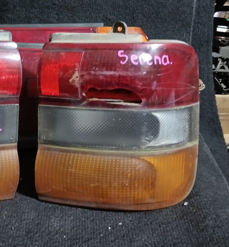 Faro trasero Nissan Serena RH