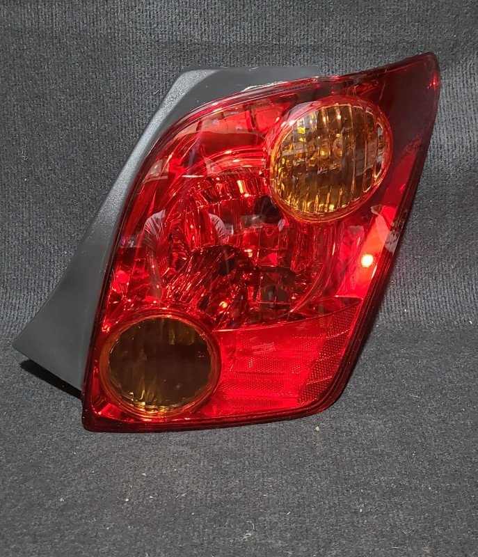 Faro Trasero Toyota IST 02-04 RH (usado)