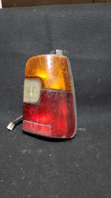 Faro Trasero Toyota Hilux Surf 97 RH (usado)