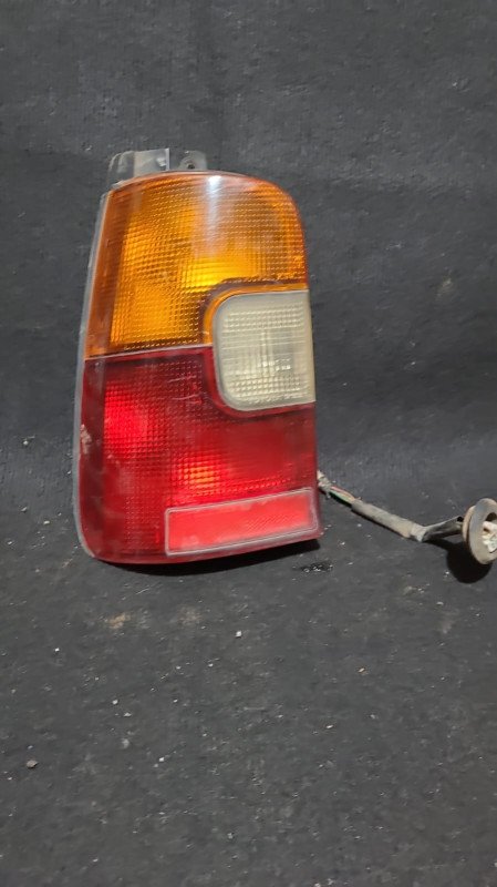 Faro Trasero Toyota Hilux Surf 97 LH (usado)