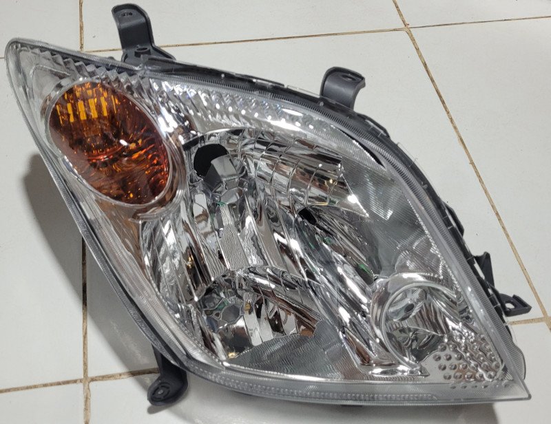 Faro delantero Toyota IST 02/03 RH 