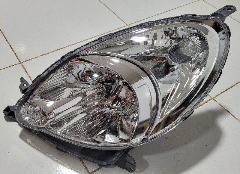 Faro delantero toyota Funcargo lagrima LH 