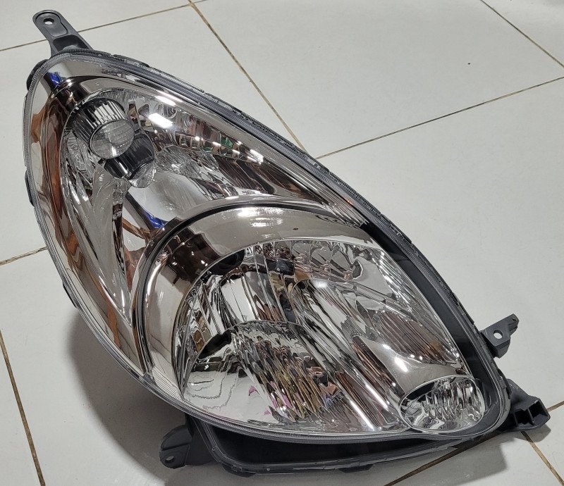 Faro delantero toyota Funcargo lagrima RH