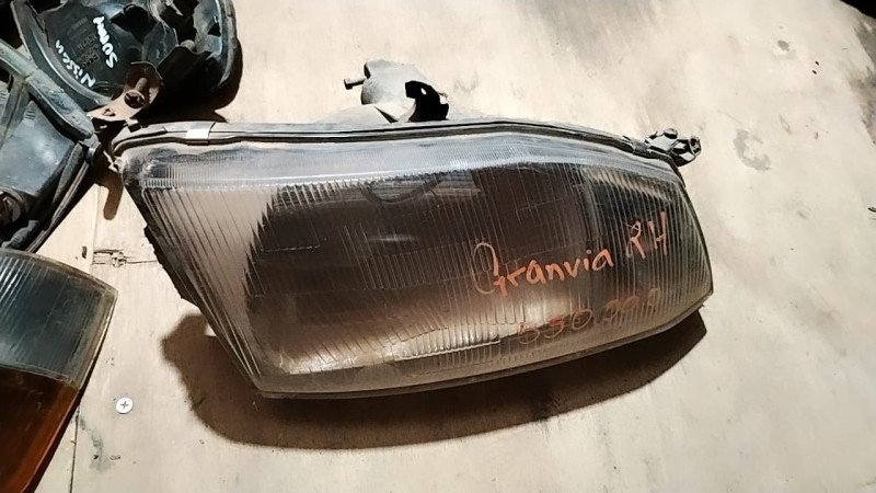 Faro delantero toyota Gran Via RH 