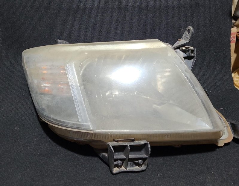 Faro delantero Toyota Hilux 2015 RH
