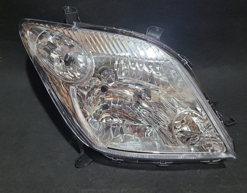 Faro delantero Toyota IST con xenon RH 