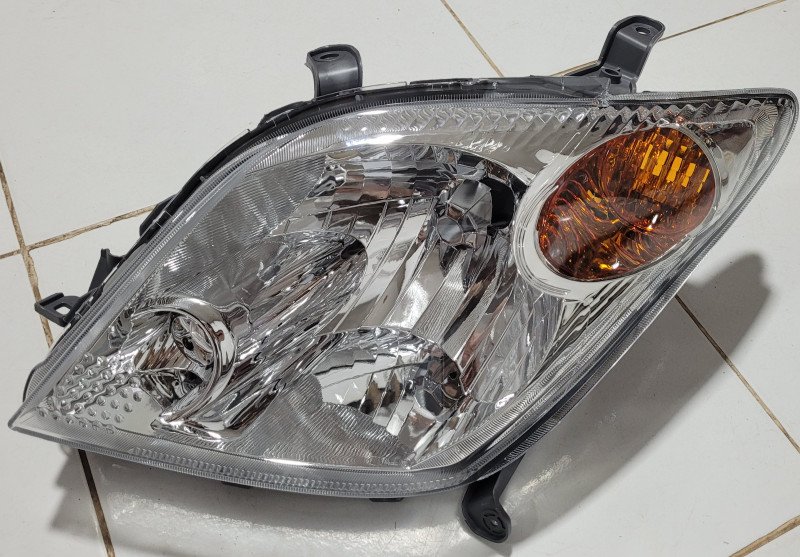 Faro delantero toyota IST LH 