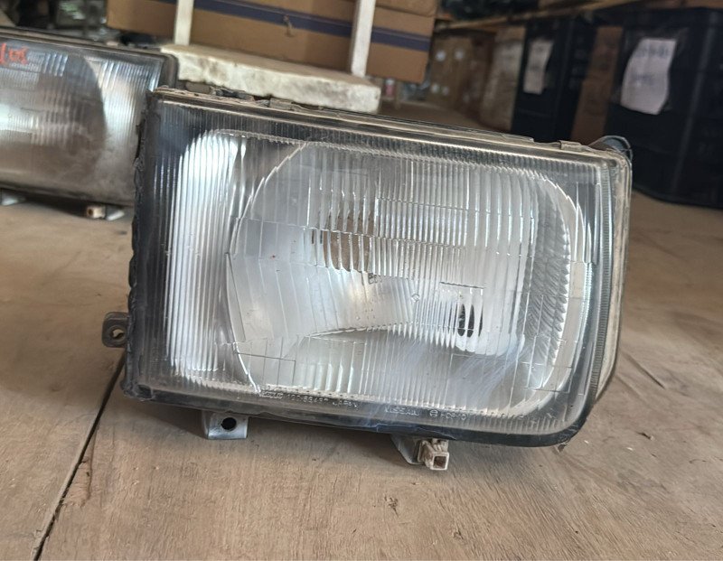 Faro delantero toyota Regulus RH 