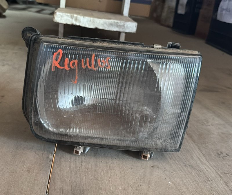 Faro delantero toyota Regulus LH 