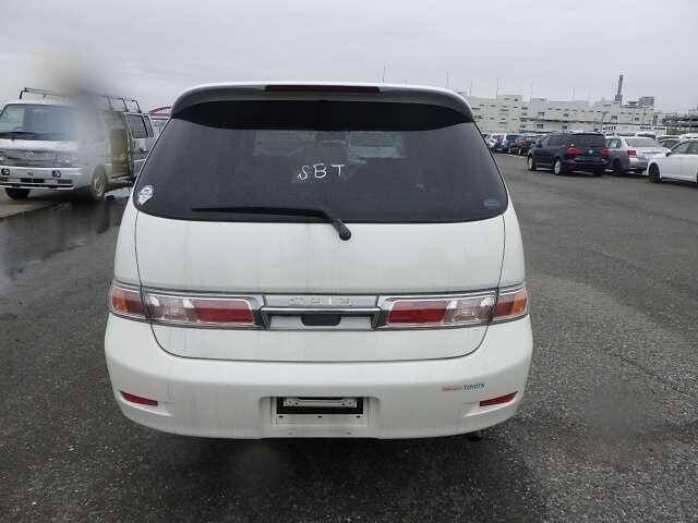 Paragolpe envolvente trasero Toyota Gaia (usado)