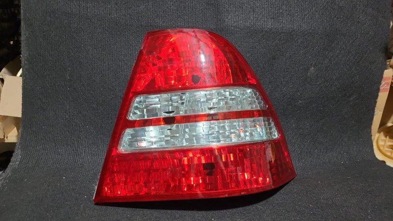 Faro Trasero Toyota Corolla 03 RH