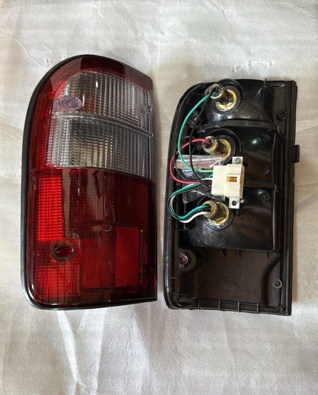 Faro trasero RH Toyota Hilux Surf 98