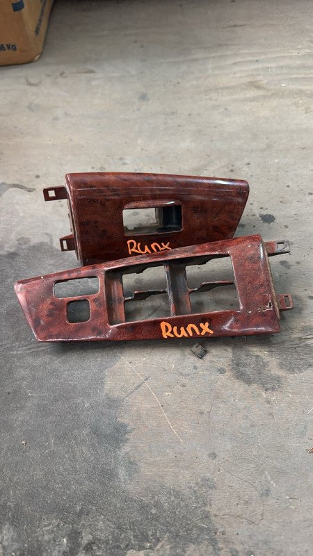 Moldura Levanta Vidrio Central Runx 