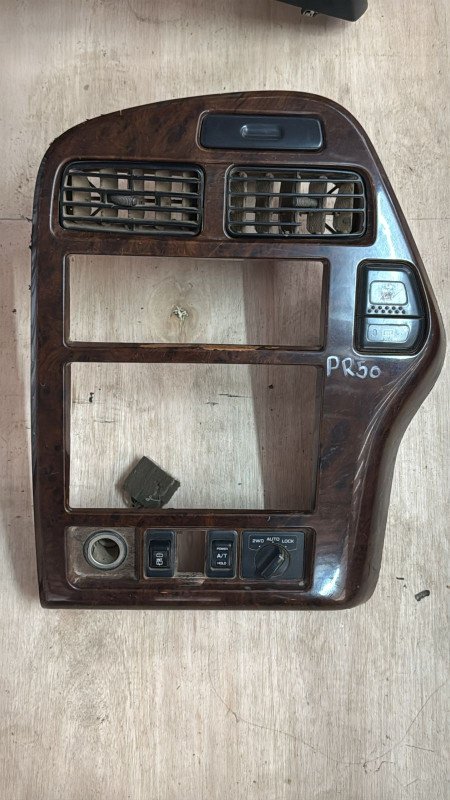 Moldura de Nissan PR50 
