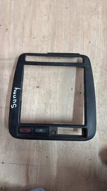 Moldura de Nissan Sunny 