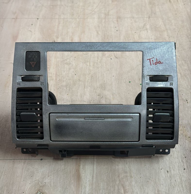 Moldura de Nissan Tiida 