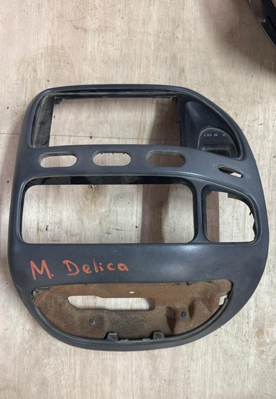 Moldura de Mitsubishi Delica 