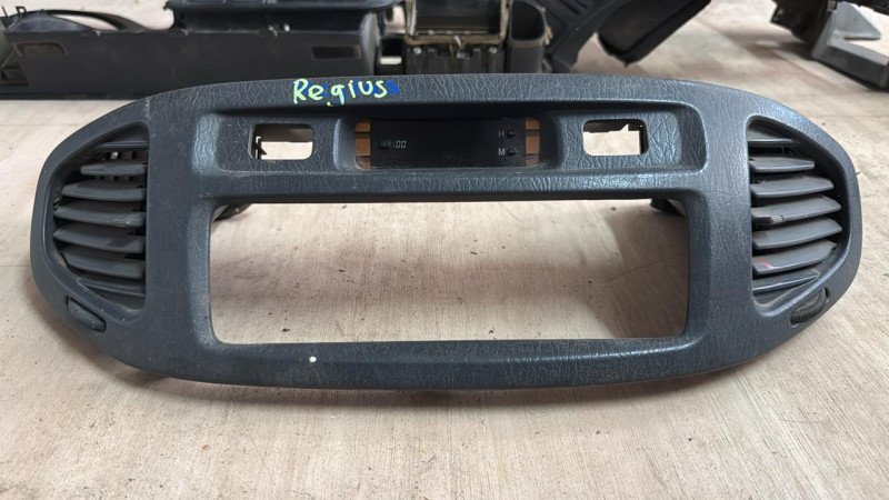 Moldura de Toyota Regius 