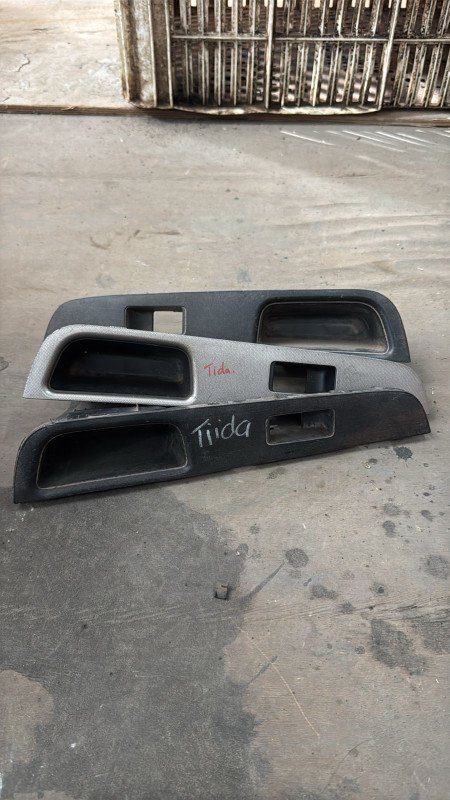 Moldura Levanta Vidrio Tiida 