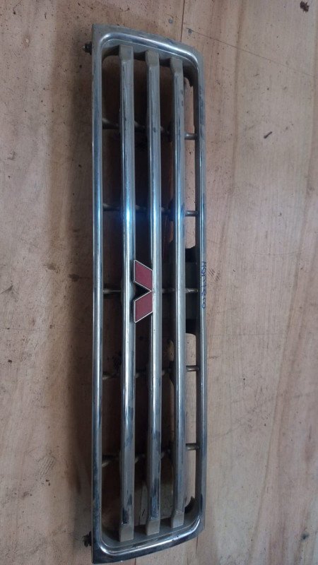 Parrilla frontal Mitsubishi Montero