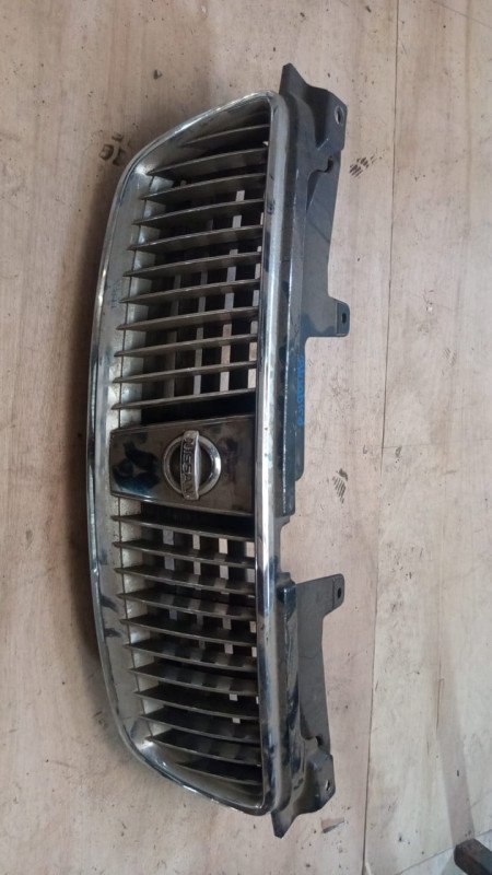 Parrilla frontal Nissan bluebird