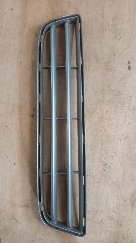 Parrilla frontal Toyota Runx abajo