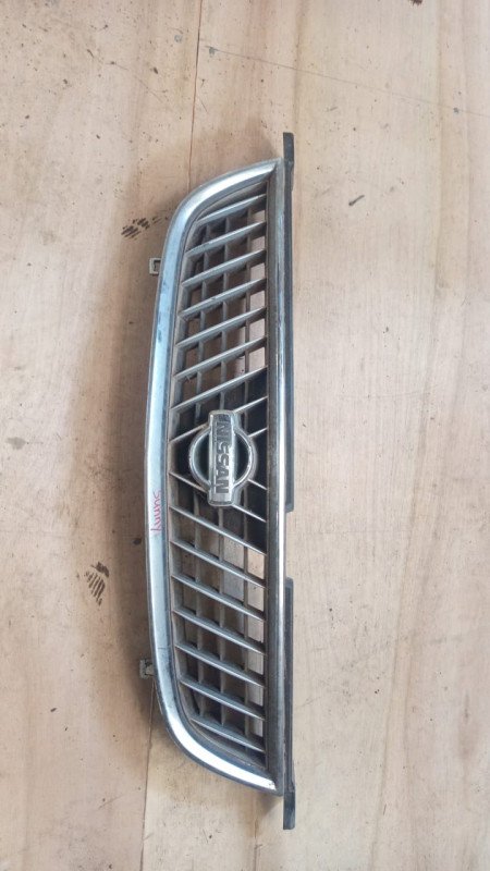 Parrilla frontal Nissan Sunny