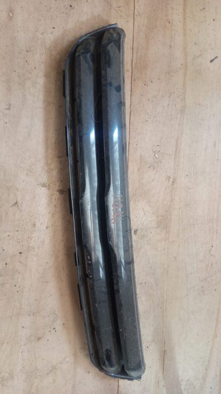 Parrilla frontal Toyota Noah finito abajo