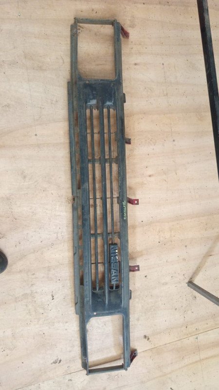 Parrilla frontal Nissan Terrano